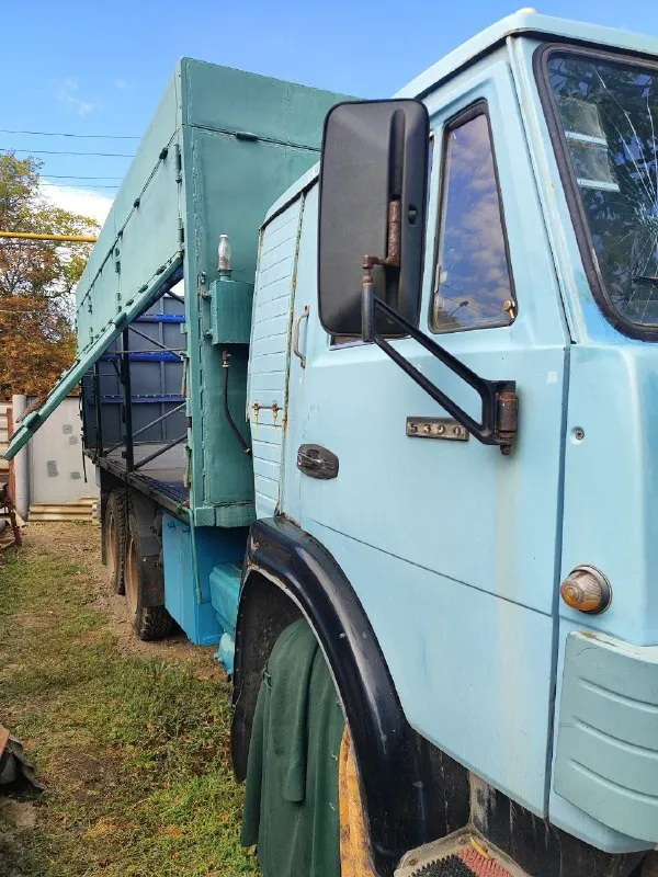 Продам сцепку в хорошем состоянии + вместе с запчастями к нему.
Камаз - 5320, год выпуска 1986.
Ремонт двигателя сделан в 2021 году, прошёл после ремонта 15 500 км.
Вал номинал.
Новый кузов на камазе и прицепе.
• Высота борта от пола 1.90 метр.
• Правая сторона на камазе и прицепе, и задняя часть бортов открываются полностью снизу и вверх  - грузить можно что угодно (всё для удобства).
На камазе износ резины 10%, на прицепе - 40-50%.
Фен от запорожца, работает на диз топливе, а также может работать на газу, бензине, керосине.
Новые аккумуляторы, залит новый антифриз.
Цена - 1.000.000 руб - торг.
Вопросы по телефону +79493806951 александр.
Учёт 180 регион.
Больше фото в личном сообщении.
📞 Звоните: +7(949)3806951 - фотография - 2