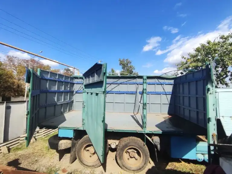 Продам сцепку в хорошем состоянии + вместе с запчастями к нему.
Камаз - 5320, год выпуска 1986.
Ремонт двигателя сделан в 2021 году, прошёл после ремонта 15 500 км.
Вал номинал.
Новый кузов на камазе и прицепе.
• Высота борта от пола 1.90 метр.
• Правая сторона на камазе и прицепе, и задняя часть бортов открываются полностью снизу и вверх  - грузить можно что угодно (всё для удобства).
На камазе износ резины 10%, на прицепе - 40-50%.
Фен от запорожца, работает на диз топливе, а также может работать на газу, бензине, керосине.
Новые аккумуляторы, залит новый антифриз.
Цена - 1.000.000 руб - торг.
Вопросы по телефону +79493806951 александр.
Учёт 180 регион.
Больше фото в личном сообщении.
📞 Звоните: +7(949)3806951 - фотография - 4
