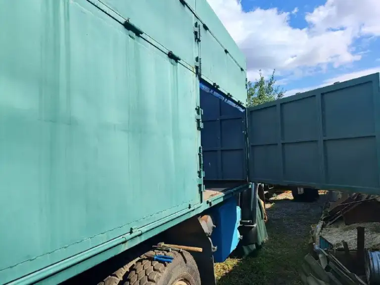 Продам сцепку в хорошем состоянии + вместе с запчастями к нему.
Камаз - 5320, год выпуска 1986.
Ремонт двигателя сделан в 2021 году, прошёл после ремонта 15 500 км.
Вал номинал.
Новый кузов на камазе и прицепе.
• Высота борта от пола 1.90 метр.
• Правая сторона на камазе и прицепе, и задняя часть бортов открываются полностью снизу и вверх  - грузить можно что угодно (всё для удобства).
На камазе износ резины 10%, на прицепе - 40-50%.
Фен от запорожца, работает на диз топливе, а также может работать на газу, бензине, керосине.
Новые аккумуляторы, залит новый антифриз.
Цена - 1.000.000 руб - торг.
Вопросы по телефону +79493806951 александр.
Учёт 180 регион.
Больше фото в личном сообщении.
📞 Звоните: +7(949)3806951 - фотография - 7