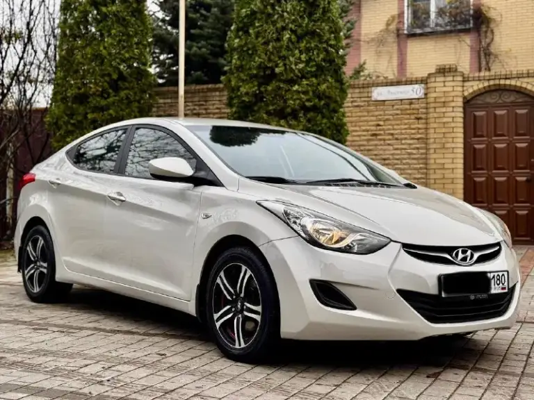Продам hyundai elantra авто в отличном состоянии 2014 г. Объем двигатель 1.6 коробка автомат мультируль стеклоподъемники подогрев сидений руля родной пробег 160 000 км гаражная хранение продажа мы хозяева автомобиля два комплекта резины зима лета цена 1 250 000 руб. Телефон +7 949 484 37 35 николай васильевич - фотография - 2
