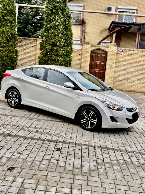 Продам hyundai elantra авто в отличном состоянии 2014 г. Объем двигатель 1.6 коробка автомат мультируль стеклоподъемники подогрев сидений руля родной пробег 160 000 км гаражная хранение продажа мы хозяева автомобиля два комплекта резины зима лета цена 1 250 000 руб. Телефон +7 949 484 37 35 николай васильевич - фотография - 4