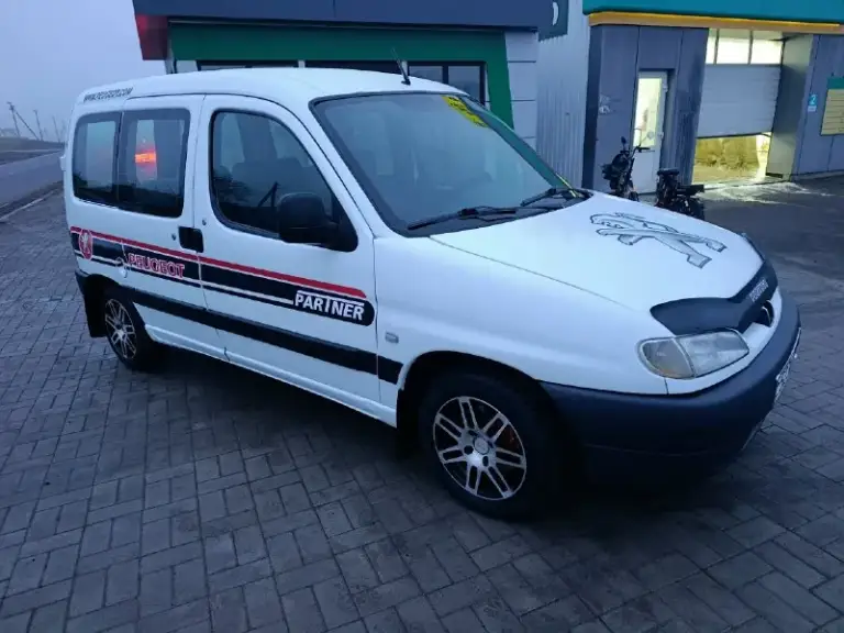 Продам пирожка peugeot партнер(пассажир). В очень достойном состоянии. 2000г. В. Гур. С самым надёжным и простейшим двигателем-1.9дизель(с расходом 5-6л. ) состояние на фото. Резина зимняя, новая. По документам я собственник. Цена 400т. Р территориально г. Комсомольское +79493273754
📞 Звоните: +7(949)3273754 - фотография - 1