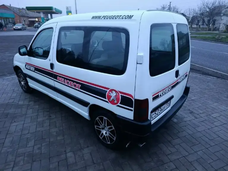 Продам пирожка peugeot партнер(пассажир). В очень достойном состоянии. 2000г. В. Гур. С самым надёжным и простейшим двигателем-1.9дизель(с расходом 5-6л. ) состояние на фото. Резина зимняя, новая. По документам я собственник. Цена 400т. Р территориально г. Комсомольское +79493273754
📞 Звоните: +7(949)3273754 - фотография - 4