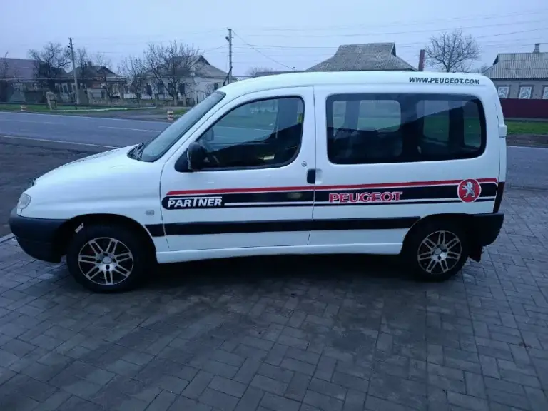 Продам пирожка peugeot партнер(пассажир). В очень достойном состоянии. 2000г. В. Гур. С самым надёжным и простейшим двигателем-1.9дизель(с расходом 5-6л. ) состояние на фото. Резина зимняя, новая. По документам я собственник. Цена 400т. Р территориально г. Комсомольское +79493273754
📞 Звоните: +7(949)3273754 - фотография - 5