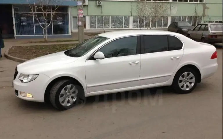 Продаю роскошный седан бизнес- класса skoda superb с пробегом 122 000 км. Шестиступенчатая акпп идеальное техническое состояние, гаражное хранение, чистый и уютный салон, ощущение нового авто ! В автомобиле не курили. Новая акб, два комплекта колес.
Комплектация:
- Магнитола bolero с цветным жк дисплеем, мощная акустическая система, качественное звучание;
- Esp, включая abs+msr+asr+eds и hba + система контроля подъема в гору;
- Бортовой компьютер maxidot;
- Climatronic - двухзонный климат- контроль;
- Малый кожаный пакет;
- Наружные зеркала с обогревом и электроскладыванием;
- Система light assistant;
- Автоматически затемняющиеся боковые зеркала и зеркало заднего вида;
- Биксеноновые адаптивные фары afs с омывателями фар высокого давления;
- Многофункциональное 4- спицевое кожаное рулевое колесо с управлением радио;
- Задний парктроник;
- Круиз- контроль;
- И т. Д.
Автомобиль европейской сборки !!!
Готов к любым проверкам за ваш счет. Цена 1 235 000₽ т. +79494168051 - фотография - 5