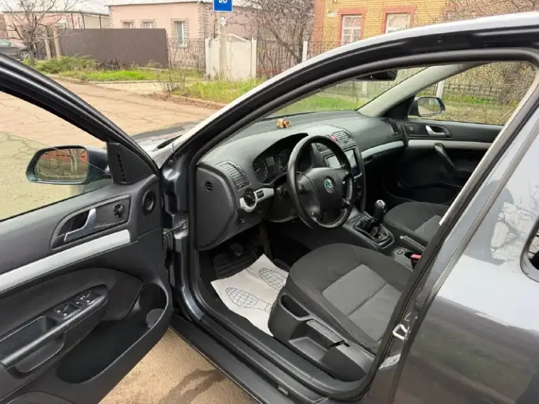 Продам skoda octavia a5 2006 год 1.6 механика пробег 168000 тыс машина местная мариупольская газ-бензин газ в писан в птс! Эксплуатация без дтп машина в родной краски все стекла родные включай лобовое! Технически полностью обслужена не требует никаких вложений в машине все работает отлично, осмотр город мариуполь цена 685000 тыс рублей по всем вопросам звоните +79497195733 - фотография - 10