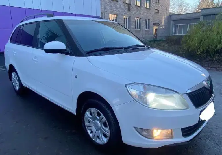 Продам хороший семейный автомобиль!
Skoda fabia универсал,
Рестайлинг 2011г. В.
Пробег 228т.
Я являюсь собственником автомобиля, обслуживал по регламенту как положено!
Кузов оцинкованный, соответственно без
Гнили ржавчины и прочих недостатков!
В живую как на фото.
Отличный и экономичный двигатель 1.4
Работает ровно, без посторонних звуков,
Динамика прекрасная!
Масло не берет.
Коробка передач и ходовая в полнейшем порядке без нареканий!
По комплектации:
Гидроусилитель руля, кондиционер(рабочий),
Система abs,
Микролифт передних сидений,
Серво руль,
Руль на вылет, стеклоподъёмники,
Электро зеркала,
Подогрев зеркал и заднего стекла,
Подогрев сидений,
Бортовой компьютер,
Два ключа.
В подарок отдам второй комплект резины, на данный момент уже установил зимнюю резину.
Цена 715.000т. Рублей.
Торгу уместен.
Тел:+79496338655,
Телеграмм вацап по этому номеру. - фотография - 2