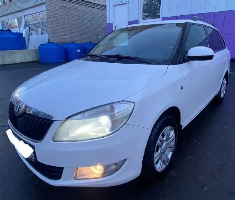 Продам хороший семейный автомобиль!
Skoda fabia универсал,
Рестайлинг 2011г. В.
Пробег 228т.
Я являюсь собственником автомобиля, обслуживал по регламенту как положено!
Кузов оцинкованный, соответственно без
Гнили ржавчины и прочих недостатков!
В живую как на фото.
Отличный и экономичный двигатель 1.4
Работает ровно, без посторонних звуков,
Динамика прекрасная!
Масло не берет.
Коробка передач и ходовая в полнейшем порядке без нареканий!
По комплектации:
Гидроусилитель руля, кондиционер(рабочий),
Система abs,
Микролифт передних сидений,
Серво руль,
Руль на вылет, стеклоподъёмники,
Электро зеркала,
Подогрев зеркал и заднего стекла,
Подогрев сидений,
Бортовой компьютер,
Два ключа.
В подарок отдам второй комплект резины, на данный момент уже установил зимнюю резину.
Цена 715.000т. Рублей.
Торгу уместен.
Тел:+79496338655,
Телеграмм вацап по этому номеру. - фотография - 3
