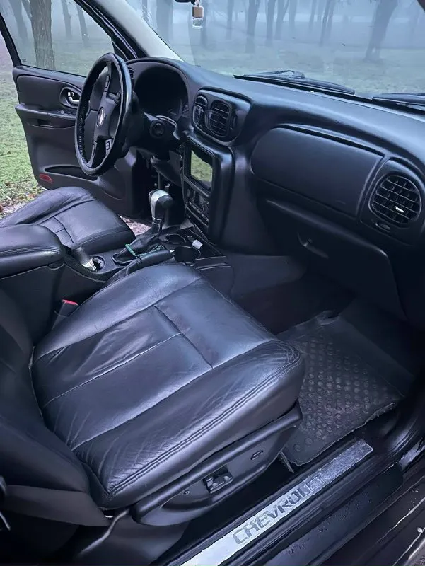 Продам настоящего американца- chevrolet trailblazer, 2007 г. В. Объём двигателя 4.2/ 295 л. С. Автомат. В максимальной редкой комплектации ltz с люком, датчик света, датчик дождя, память сидений, круиз контроль. Carplay. Розетки, обогрев сидений с возможностью отдельного обогрева спинки сиденья, заводское прицепное, имеется сервисная книжка. Туманки - линзы 200км назад заменил все фильтра масла резина новая а/т все сезонка, приобретена месяц назад люк не течёт климат 3-х зонный, холодит, что руки отмерзают газ не стоял все что должно работать, работает. Автомобиль не новый, имеются следы эксплуатации. Отличная альтернатива прадо и паджеро, но с более приятной ценой. Документы в порядке, переоформление по дкп или мрэо цена 865 000 торг у капота с реальным адекватеным покупателем. Готов выслушать ваши предложения. Можно на обмен. Находится в г. Макеевка +79494234095
📞 Звоните: +7(949)4234095 - фотография - 7