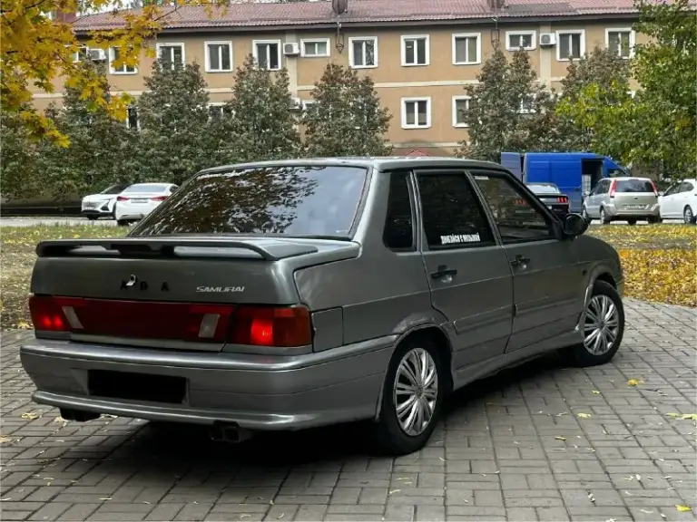 В продаже ваз 2115 2008 года выпуска двигатель: инжектор, 8 клапанов (чистый, не троит, не дымит) коробка: мкпп 5 ступеней (без хрустов и нареканий) ходовая: сбалансированная, без шума и стуков. Лкп: есть изъяны по задним аркам и крыше, пороги в наличии. Салон: новые замки, новые колонки в передних картах. Недочёты: частично подключить электрику, докрасить лкп, поставить новые колонки на заднюю полку (не успел приобрести), стеклоподъёмник со стороны водителя не работает. Стоит выхлоп "stinger" и новое стерео. Учёт: снята с учёта цена: 177000 и разумеется торг просьба не предлагать обмены, сильно нужны деньги. Связь: +79493956410 телеграм на нём же.
📞 Звоните: +7(949)3956410 - фотография - 2