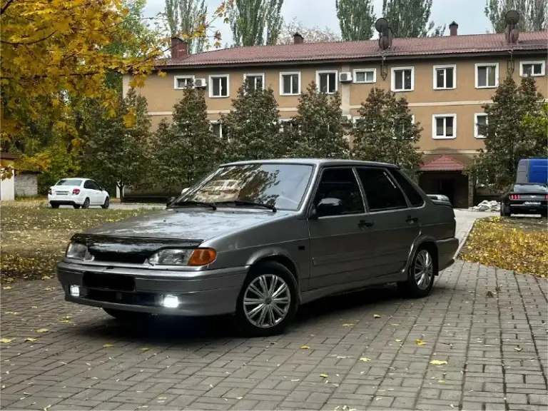 В продаже ваз 2115 2008 года выпуска двигатель: инжектор, 8 клапанов (чистый, не троит, не дымит) коробка: мкпп 5 ступеней (без хрустов и нареканий) ходовая: сбалансированная, без шума и стуков. Лкп: есть изъяны по задним аркам и крыше, пороги в наличии. Салон: новые замки, новые колонки в передних картах. Недочёты: частично подключить электрику, докрасить лкп, поставить новые колонки на заднюю полку (не успел приобрести), стеклоподъёмник со стороны водителя не работает. Стоит выхлоп "stinger" и новое стерео. Учёт: снята с учёта цена: 177000 и разумеется торг просьба не предлагать обмены, сильно нужны деньги. Связь: +79493956410 телеграм на нём же.
📞 Звоните: +7(949)3956410 - фотография - 3