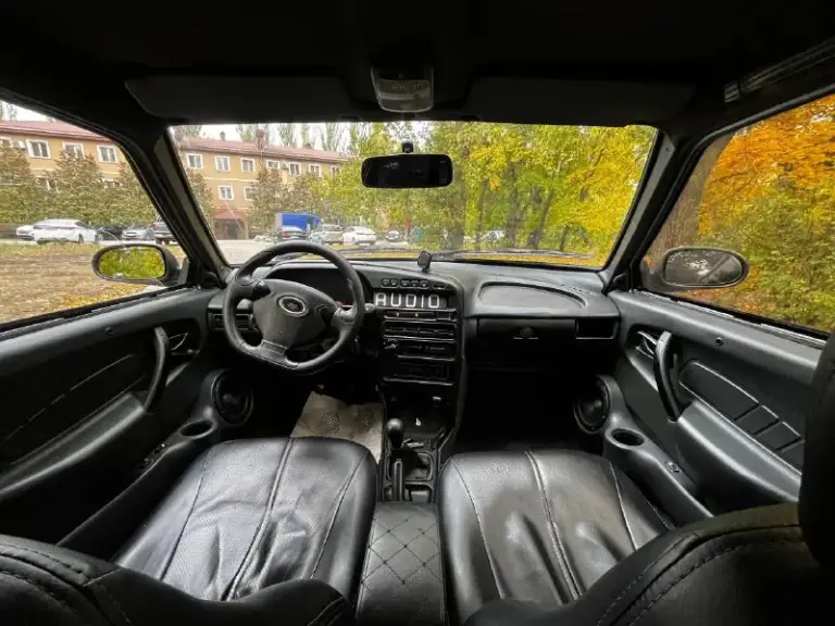 В продаже ваз 2115 2008 года выпуска двигатель: инжектор, 8 клапанов (чистый, не троит, не дымит) коробка: мкпп 5 ступеней (без хрустов и нареканий) ходовая: сбалансированная, без шума и стуков. Лкп: есть изъяны по задним аркам и крыше, пороги в наличии. Салон: новые замки, новые колонки в передних картах. Недочёты: частично подключить электрику, докрасить лкп, поставить новые колонки на заднюю полку (не успел приобрести), стеклоподъёмник со стороны водителя не работает. Стоит выхлоп "stinger" и новое стерео. Учёт: снята с учёта цена: 177000 и разумеется торг просьба не предлагать обмены, сильно нужны деньги. Связь: +79493956410 телеграм на нём же.
📞 Звоните: +7(949)3956410 - фотография - 4