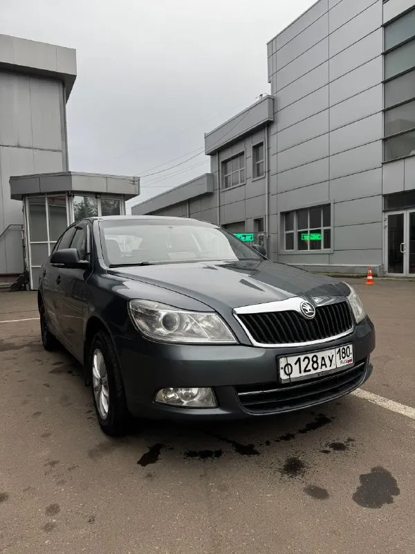 Продам skoda octavia a5
Год: 2009
Пробег: 290 000 км
Объем: 1.4, 80л. С.
Цена 480 000р + торг.

По машине было много чего сделано. Из последнего:
- Замена катушек зажигания
- Ремень грм
- Помпа антифриза
- Диск сцепления и корзина
- Выжимной подшибник 5000км назад
Заменён бензонасос 1500км назад.
Масло менялось каждые 7000км.
Масло не ест. От замены до замены расход приблизительно 200-300мл.
По кузову есть возрастные болячки и некоторые недочеты. Есть трещина внизу лобового стекла.
В салоне контурная подсветка (цвет регулируется любой).
На сиденьях чехлы из кожзама.
Багажник очень большой и вместительный.
Машина полностью на ходу каждый день без проблем, сел поехал. Диски задние есть такие же, как спереди. Резина летняя, комплект штамповок отдам в подарок.
Уступлю реальному покупателю.
Осмотр машины в г. Донецк.
На все другие вопросы отвечу по телефону.
+79493632238 - фотография - 1
