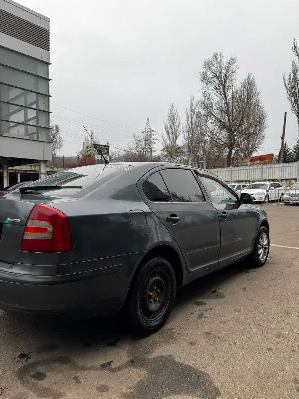 Продам skoda octavia a5
Год: 2009
Пробег: 290 000 км
Объем: 1.4, 80л. С.
Цена 480 000р + торг.

По машине было много чего сделано. Из последнего:
- Замена катушек зажигания
- Ремень грм
- Помпа антифриза
- Диск сцепления и корзина
- Выжимной подшибник 5000км назад
Заменён бензонасос 1500км назад.
Масло менялось каждые 7000км.
Масло не ест. От замены до замены расход приблизительно 200-300мл.
По кузову есть возрастные болячки и некоторые недочеты. Есть трещина внизу лобового стекла.
В салоне контурная подсветка (цвет регулируется любой).
На сиденьях чехлы из кожзама.
Багажник очень большой и вместительный.
Машина полностью на ходу каждый день без проблем, сел поехал. Диски задние есть такие же, как спереди. Резина летняя, комплект штамповок отдам в подарок.
Уступлю реальному покупателю.
Осмотр машины в г. Донецк.
На все другие вопросы отвечу по телефону.
+79493632238 - фотография - 2