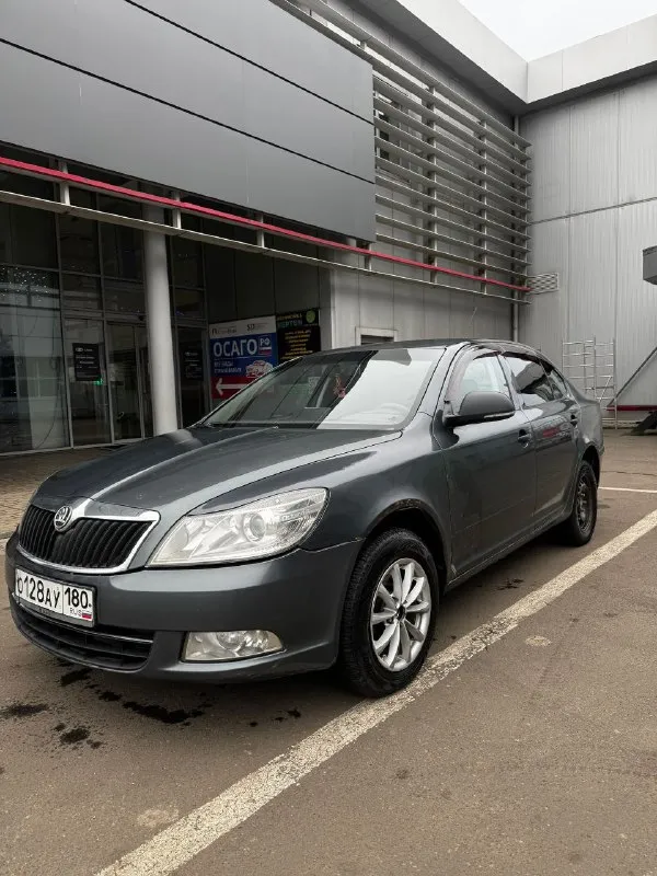 Продам skoda octavia a5
Год: 2009
Пробег: 290 000 км
Объем: 1.4, 80л. С.
Цена 480 000р + торг.

По машине было много чего сделано. Из последнего:
- Замена катушек зажигания
- Ремень грм
- Помпа антифриза
- Диск сцепления и корзина
- Выжимной подшибник 5000км назад
Заменён бензонасос 1500км назад.
Масло менялось каждые 7000км.
Масло не ест. От замены до замены расход приблизительно 200-300мл.
По кузову есть возрастные болячки и некоторые недочеты. Есть трещина внизу лобового стекла.
В салоне контурная подсветка (цвет регулируется любой).
На сиденьях чехлы из кожзама.
Багажник очень большой и вместительный.
Машина полностью на ходу каждый день без проблем, сел поехал. Диски задние есть такие же, как спереди. Резина летняя, комплект штамповок отдам в подарок.
Уступлю реальному покупателю.
Осмотр машины в г. Донецк.
На все другие вопросы отвечу по телефону.
+79493632238 - фотография - 3