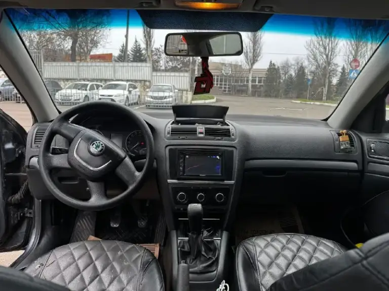 Продам skoda octavia a5
Год: 2009
Пробег: 290 000 км
Объем: 1.4, 80л. С.
Цена 480 000р + торг.

По машине было много чего сделано. Из последнего:
- Замена катушек зажигания
- Ремень грм
- Помпа антифриза
- Диск сцепления и корзина
- Выжимной подшибник 5000км назад
Заменён бензонасос 1500км назад.
Масло менялось каждые 7000км.
Масло не ест. От замены до замены расход приблизительно 200-300мл.
По кузову есть возрастные болячки и некоторые недочеты. Есть трещина внизу лобового стекла.
В салоне контурная подсветка (цвет регулируется любой).
На сиденьях чехлы из кожзама.
Багажник очень большой и вместительный.
Машина полностью на ходу каждый день без проблем, сел поехал. Диски задние есть такие же, как спереди. Резина летняя, комплект штамповок отдам в подарок.
Уступлю реальному покупателю.
Осмотр машины в г. Донецк.
На все другие вопросы отвечу по телефону.
+79493632238 - фотография - 5