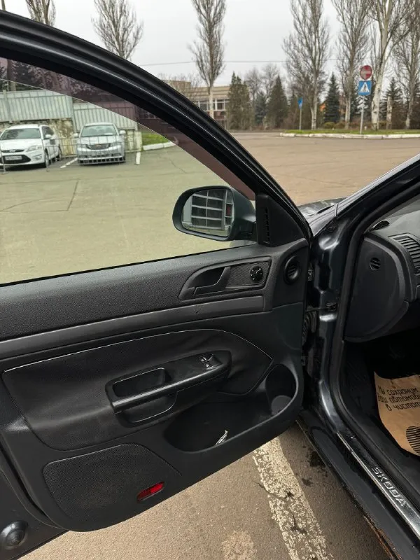 Продам skoda octavia a5
Год: 2009
Пробег: 290 000 км
Объем: 1.4, 80л. С.
Цена 480 000р + торг.

По машине было много чего сделано. Из последнего:
- Замена катушек зажигания
- Ремень грм
- Помпа антифриза
- Диск сцепления и корзина
- Выжимной подшибник 5000км назад
Заменён бензонасос 1500км назад.
Масло менялось каждые 7000км.
Масло не ест. От замены до замены расход приблизительно 200-300мл.
По кузову есть возрастные болячки и некоторые недочеты. Есть трещина внизу лобового стекла.
В салоне контурная подсветка (цвет регулируется любой).
На сиденьях чехлы из кожзама.
Багажник очень большой и вместительный.
Машина полностью на ходу каждый день без проблем, сел поехал. Диски задние есть такие же, как спереди. Резина летняя, комплект штамповок отдам в подарок.
Уступлю реальному покупателю.
Осмотр машины в г. Донецк.
На все другие вопросы отвечу по телефону.
+79493632238 - фотография - 6