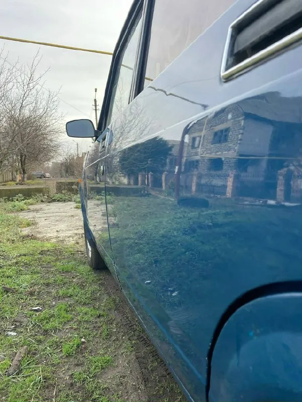 Продам ваз 2107 2005г. В автомобиль в одних руках, с 2013г. 1 хозяин ! До этого только авто салон. Цена 💰225.000тыс. Руб торг❗ в хорошем состоянии, обслуживалась всегда вовремя и достойно, делалось все для себя. Мотор масло не кушает, работаем тихо, ровно. Стоит новый бензонасос, новые свечи и масло поменял 1000км назад. Техническая часть в идеале, коробка 5-ти ступка не хрустит не выбивает. Кузов практически весь заводском окрасе, небыло ни одного дтп, ничего не варилось не снималось полностью обработаны изнутри, пороги/крылья/низа дверей багажник, гнили и ржавчины нет нигде. Дно полностью обработано. Очень красивый цвет. Стекла все заводские включая лобовое. Салон чистый опрятный, сиденье не продавлены, работает каждая кнопка и лампочка. По ходовой все супер ни каких скрипов, стуков, состоянии просто огонь. Дно в заводском состоянии!!! Печка дует. Стоит новый аккумулятор на гарантии. В комплекте с машиной отдаю 2-й комплект новой зимней резины на штапах, и небольшую ку
📞 Звоните: +7(949)3834231 - фотография - 4