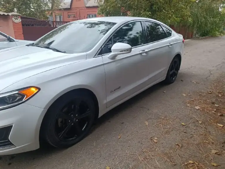 Ford fusion гибрид 2019 года, бесключевой доступ, адаптивный круиз контроль, датчики столкновения, света, дождя, подогрев сидений, лобового и зеркал, удержание в полосе, русифицированная мультимедиа с навигацией, автозапуск, пробег 100000 км. Мариуполь цена 1800000 торг. +79495508812 александр
📲 Tg: alexx
📞 Звоните: +7(949)5508812 - фотография - 4