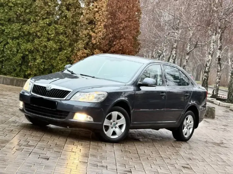 Skoda octavia
Год выпуска - 2012
Двигатель - 1.8t
Автоматическая кпп ( asin )
Пробег - 201.000км
Цена - 1.120.000₽
Тел. - +79493902663
Либо: - +7 (949) 679-98-14
Автомобиль в идеальном состоянии, без каких либо вложений что по кузову, что по технической части. 2 хозяина с автосалона. Родной пробег. Очень бодрая связка двигателя 1.8 турбо с обычным гидротрансформатором asin ( не путать с проблемной dsg ) на самой жирной комплектации: подогревы всех сидений; большой сенсорный монитор; хорошая акустика; двухзонный климат-контроль; датчик света и дождя; круиз-контроль; парктроник; эл. Складываемые зеркала с подогревом; 2 пары ключей; штатные диски r-16 с новой резиной; кожаный мультируль; антибукс; 4эл. Стеклоподъемника с доводчиками; омыватель фар; полный бортовой компьютер; большой багажник и многое другое. Кто ищет достойную октавию со связкой 1.8т - ат которая дарит кучу удовольствия от вождения - добро пожаловать. Спасибо за внимание, всех благ!
📲 Tg: @vladimir_23_23_23
📞 Звоните: +7(949)3902663 - фотография - 2