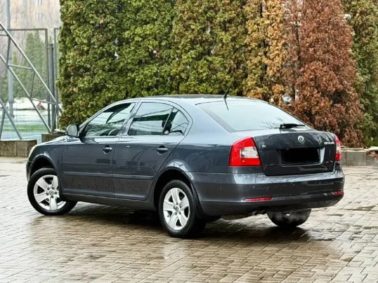 Skoda octavia
Год выпуска - 2012
Двигатель - 1.8t
Автоматическая кпп ( asin )
Пробег - 201.000км
Цена - 1.120.000₽
Тел. - +79493902663
Либо: - +7 (949) 679-98-14
Автомобиль в идеальном состоянии, без каких либо вложений что по кузову, что по технической части. 2 хозяина с автосалона. Родной пробег. Очень бодрая связка двигателя 1.8 турбо с обычным гидротрансформатором asin ( не путать с проблемной dsg ) на самой жирной комплектации: подогревы всех сидений; большой сенсорный монитор; хорошая акустика; двухзонный климат-контроль; датчик света и дождя; круиз-контроль; парктроник; эл. Складываемые зеркала с подогревом; 2 пары ключей; штатные диски r-16 с новой резиной; кожаный мультируль; антибукс; 4эл. Стеклоподъемника с доводчиками; омыватель фар; полный бортовой компьютер; большой багажник и многое другое. Кто ищет достойную октавию со связкой 1.8т - ат которая дарит кучу удовольствия от вождения - добро пожаловать. Спасибо за внимание, всех благ!
📲 Tg: @vladimir_23_23_23
📞 Звоните: +7(949)3902663 - фотография - 3