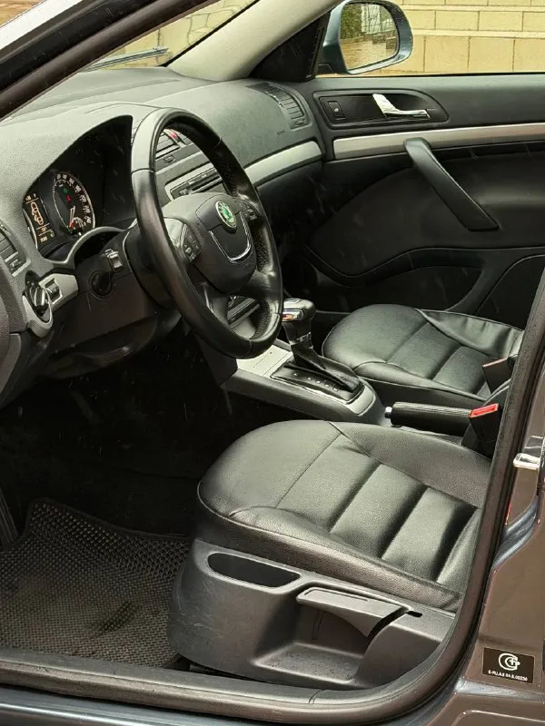 Skoda octavia
Год выпуска - 2012
Двигатель - 1.8t
Автоматическая кпп ( asin )
Пробег - 201.000км
Цена - 1.120.000₽
Тел. - +79493902663
Либо: - +7 (949) 679-98-14
Автомобиль в идеальном состоянии, без каких либо вложений что по кузову, что по технической части. 2 хозяина с автосалона. Родной пробег. Очень бодрая связка двигателя 1.8 турбо с обычным гидротрансформатором asin ( не путать с проблемной dsg ) на самой жирной комплектации: подогревы всех сидений; большой сенсорный монитор; хорошая акустика; двухзонный климат-контроль; датчик света и дождя; круиз-контроль; парктроник; эл. Складываемые зеркала с подогревом; 2 пары ключей; штатные диски r-16 с новой резиной; кожаный мультируль; антибукс; 4эл. Стеклоподъемника с доводчиками; омыватель фар; полный бортовой компьютер; большой багажник и многое другое. Кто ищет достойную октавию со связкой 1.8т - ат которая дарит кучу удовольствия от вождения - добро пожаловать. Спасибо за внимание, всех благ!
📲 Tg: @vladimir_23_23_23
📞 Звоните: +7(949)3902663 - фотография - 6