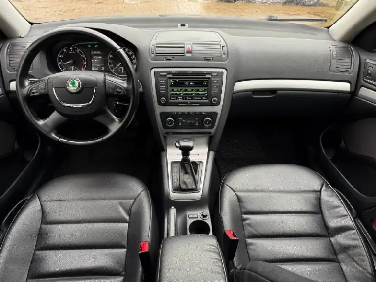 Skoda octavia
Год выпуска - 2012
Двигатель - 1.8t
Автоматическая кпп ( asin )
Пробег - 201.000км
Цена - 1.120.000₽
Тел. - +79493902663
Либо: - +7 (949) 679-98-14
Автомобиль в идеальном состоянии, без каких либо вложений что по кузову, что по технической части. 2 хозяина с автосалона. Родной пробег. Очень бодрая связка двигателя 1.8 турбо с обычным гидротрансформатором asin ( не путать с проблемной dsg ) на самой жирной комплектации: подогревы всех сидений; большой сенсорный монитор; хорошая акустика; двухзонный климат-контроль; датчик света и дождя; круиз-контроль; парктроник; эл. Складываемые зеркала с подогревом; 2 пары ключей; штатные диски r-16 с новой резиной; кожаный мультируль; антибукс; 4эл. Стеклоподъемника с доводчиками; омыватель фар; полный бортовой компьютер; большой багажник и многое другое. Кто ищет достойную октавию со связкой 1.8т - ат которая дарит кучу удовольствия от вождения - добро пожаловать. Спасибо за внимание, всех благ!
📲 Tg: @vladimir_23_23_23
📞 Звоните: +7(949)3902663 - фотография - 8