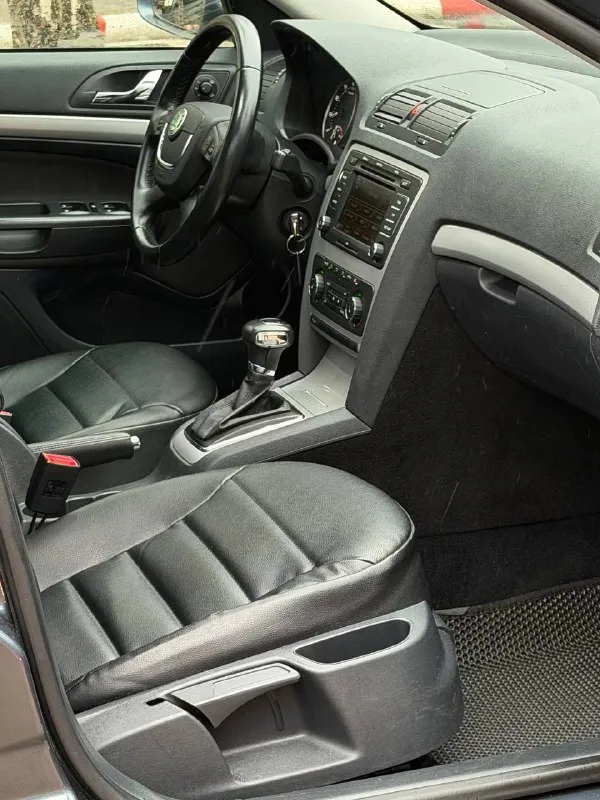 Skoda octavia
Год выпуска - 2012
Двигатель - 1.8t
Автоматическая кпп ( asin )
Пробег - 201.000км
Цена - 1.120.000₽
Тел. - +79493902663
Либо: - +7 (949) 679-98-14
Автомобиль в идеальном состоянии, без каких либо вложений что по кузову, что по технической части. 2 хозяина с автосалона. Родной пробег. Очень бодрая связка двигателя 1.8 турбо с обычным гидротрансформатором asin ( не путать с проблемной dsg ) на самой жирной комплектации: подогревы всех сидений; большой сенсорный монитор; хорошая акустика; двухзонный климат-контроль; датчик света и дождя; круиз-контроль; парктроник; эл. Складываемые зеркала с подогревом; 2 пары ключей; штатные диски r-16 с новой резиной; кожаный мультируль; антибукс; 4эл. Стеклоподъемника с доводчиками; омыватель фар; полный бортовой компьютер; большой багажник и многое другое. Кто ищет достойную октавию со связкой 1.8т - ат которая дарит кучу удовольствия от вождения - добро пожаловать. Спасибо за внимание, всех благ!
📲 Tg: @vladimir_23_23_23
📞 Звоните: +7(949)3902663 - фотография - 9