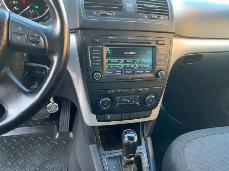 Продам skoda yeti 2013 г.
Автомобиль в отличном состоянии, абсолютно без вложений.
Обслуживал своевременно как положено по регламенту!
Кузов без гнили!
Мотор 1.2 105 л. С.
Пробег 225 200 км.
По двигателю все идеально, работает очень тихо и ровно, посторонних шумов нет, масло не берет ни грамма!
Коробка dsg работает плавно без пинков.
Ходовая часть обслужена, стуки и скрипы отсутствуют! В ходу очень приятный и комфортный автомобиль!
По опциям имеется:
Датчик дождя
Датчик света
Парктроник задний
Круиз-контроль
Климат-контроль многозонный
Подогрев сидений,
Электростеклоподъемники,
Резина michelin. (лето)
Также отдам комплект (зима)
Приятный и просторный салон, без порезов и потертостей!
Юридически чистый автомобиль.
Цена 1.100 000 торг у капота!!
Тел:+79493220515
Telegram\whatsapp
По этому номеру! - фотография - 8