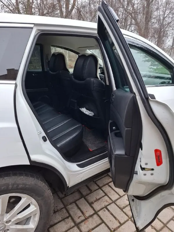 Продам mazda cx-7 2.2 дизель-механика-полный привод, 2011 год, пробег 174 тыс. Км. Первый собственник на российском учете. Во владении с ноября 2021 года. Была ввезена из германии. Автомобиль семейный, удобный, стильный. Такая же конфигурация двигателя ставилась и на mazda 6 gh. Двигатель и мкпп (6 ст) работают без нареканий (двигатель был заменен на контрактный, особая отметка в документах есть). «экология» отшита программно. Двигатель очень тяговитый и достаточно экономичный для такого размера автомобиля. По комфорту: кожаный салон, электрорегулировка сидений с памятью положения водительского сиденья, подогрев передних сидений, климат контроль, камера заднего вида, мультируль, бортовой компьютер, круиз-контроль, бесключевой доступ, 2 шт ключ-брелок. Салон чистый, ухоженный, без повреждений. В общем очень хороший, вместительный семейный автомобиль. С автомобилем идут 2 комплекта колес - r18 - зима, r19 - лето (диски оригинал). Стоимость: 1 100 000 руб (торг при встрече). Осмотр - макеевка. +79495851012 - фотография - 10