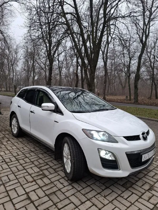 Продам mazda cx-7 2.2 дизель-механика-полный привод, 2011 год, пробег 174 тыс. Км. Первый собственник на российском учете. Во владении с ноября 2021 года. Была ввезена из германии. Автомобиль семейный, удобный, стильный. Такая же конфигурация двигателя ставилась и на mazda 6 gh. Двигатель и мкпп (6 ст) работают без нареканий (двигатель был заменен на контрактный, особая отметка в документах есть). «экология» отшита программно. Двигатель очень тяговитый и достаточно экономичный для такого размера автомобиля. По комфорту: кожаный салон, электрорегулировка сидений с памятью положения водительского сиденья, подогрев передних сидений, климат контроль, камера заднего вида, мультируль, бортовой компьютер, круиз-контроль, бесключевой доступ, 2 шт ключ-брелок. Салон чистый, ухоженный, без повреждений. В общем очень хороший, вместительный семейный автомобиль. С автомобилем идут 2 комплекта колес - r18 - зима, r19 - лето (диски оригинал). Стоимость: 1 100 000 руб (торг при встрече). Осмотр - макеевка. +79495851012 - фотография - 2