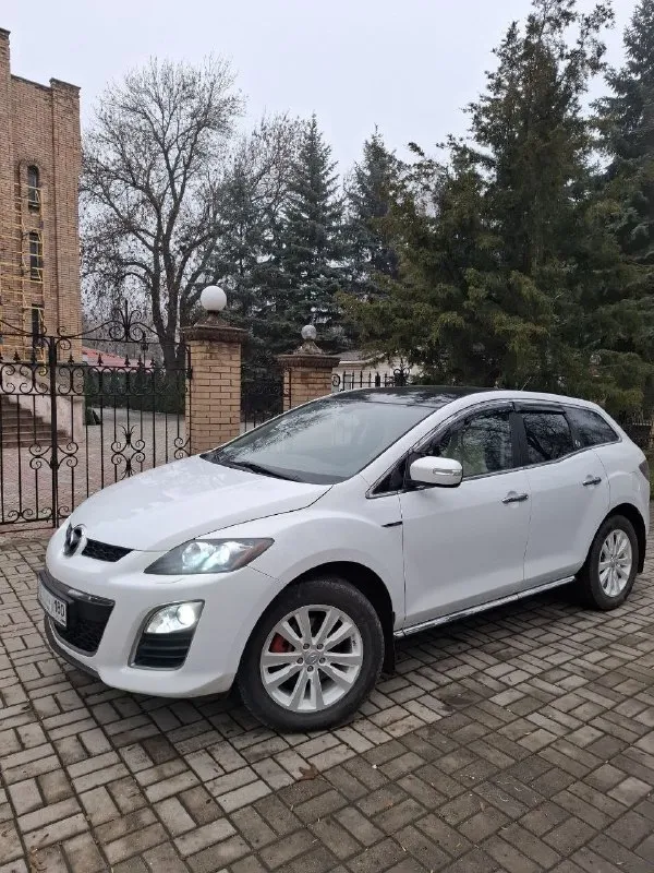 Продам mazda cx-7 2.2 дизель-механика-полный привод, 2011 год, пробег 174 тыс. Км. Первый собственник на российском учете. Во владении с ноября 2021 года. Была ввезена из германии. Автомобиль семейный, удобный, стильный. Такая же конфигурация двигателя ставилась и на mazda 6 gh. Двигатель и мкпп (6 ст) работают без нареканий (двигатель был заменен на контрактный, особая отметка в документах есть). «экология» отшита программно. Двигатель очень тяговитый и достаточно экономичный для такого размера автомобиля. По комфорту: кожаный салон, электрорегулировка сидений с памятью положения водительского сиденья, подогрев передних сидений, климат контроль, камера заднего вида, мультируль, бортовой компьютер, круиз-контроль, бесключевой доступ, 2 шт ключ-брелок. Салон чистый, ухоженный, без повреждений. В общем очень хороший, вместительный семейный автомобиль. С автомобилем идут 2 комплекта колес - r18 - зима, r19 - лето (диски оригинал). Стоимость: 1 100 000 руб (торг при встрече). Осмотр - макеевка. +79495851012 - фотография - 4