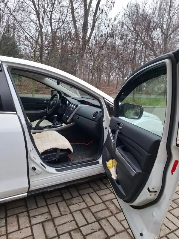 Продам mazda cx-7 2.2 дизель-механика-полный привод, 2011 год, пробег 174 тыс. Км. Первый собственник на российском учете. Во владении с ноября 2021 года. Была ввезена из германии. Автомобиль семейный, удобный, стильный. Такая же конфигурация двигателя ставилась и на mazda 6 gh. Двигатель и мкпп (6 ст) работают без нареканий (двигатель был заменен на контрактный, особая отметка в документах есть). «экология» отшита программно. Двигатель очень тяговитый и достаточно экономичный для такого размера автомобиля. По комфорту: кожаный салон, электрорегулировка сидений с памятью положения водительского сиденья, подогрев передних сидений, климат контроль, камера заднего вида, мультируль, бортовой компьютер, круиз-контроль, бесключевой доступ, 2 шт ключ-брелок. Салон чистый, ухоженный, без повреждений. В общем очень хороший, вместительный семейный автомобиль. С автомобилем идут 2 комплекта колес - r18 - зима, r19 - лето (диски оригинал). Стоимость: 1 100 000 руб (торг при встрече). Осмотр - макеевка. +79495851012 - фотография - 9