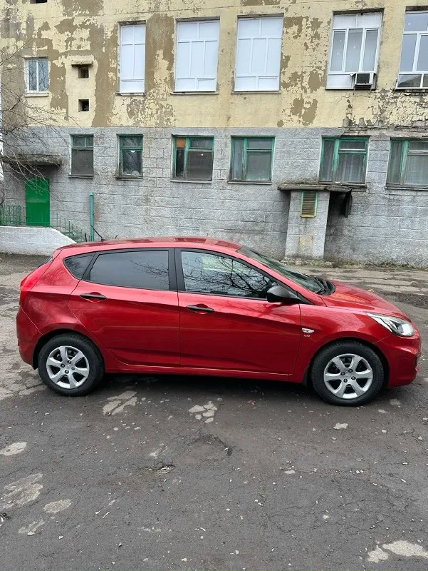 Продам срочно! Hyundai solaris год: 2011 двигатель: 1.6 л, бензин кпп: механическая (мкпп) пробег: 160 т. Км автомобиль в хорошем техническом состоянии, вложений не требует. Двигатель работает ровно, масло не расходует, коробка передач переключается плавно без хрустов. Подвеска обслужена, посторонних звуков нет. Салон чистый и ухоженный, без потертостей и посторонних запахов. Все системы и электроника полностью исправны: кондиционер/обогрев, стеклоподъемники, центральный замок, android-магнитола, камера заднего вида. Автомобиль экономичный, недорогой в обслуживании и надежный в эксплуатации. Цена: 675.000 + торг : +7 (949) 970-84-33
📞 Звоните: +7(949)9708433 - фотография - 3