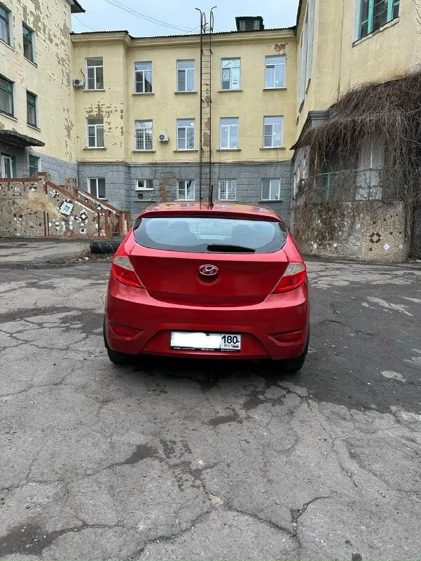 Продам срочно! Hyundai solaris год: 2011 двигатель: 1.6 л, бензин кпп: механическая (мкпп) пробег: 160 т. Км автомобиль в хорошем техническом состоянии, вложений не требует. Двигатель работает ровно, масло не расходует, коробка передач переключается плавно без хрустов. Подвеска обслужена, посторонних звуков нет. Салон чистый и ухоженный, без потертостей и посторонних запахов. Все системы и электроника полностью исправны: кондиционер/обогрев, стеклоподъемники, центральный замок, android-магнитола, камера заднего вида. Автомобиль экономичный, недорогой в обслуживании и надежный в эксплуатации. Цена: 675.000 + торг : +7 (949) 970-84-33
📞 Звоните: +7(949)9708433 - фотография - 4