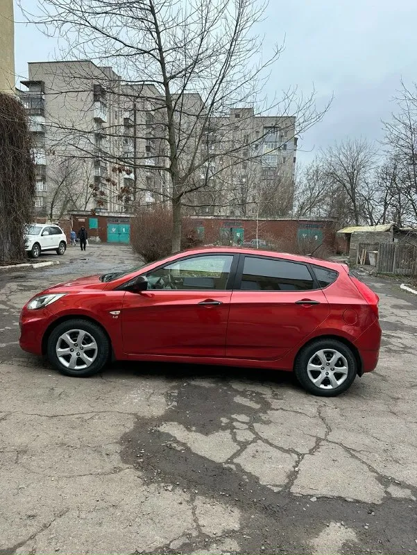 Продам срочно! Hyundai solaris год: 2011 двигатель: 1.6 л, бензин кпп: механическая (мкпп) пробег: 160 т. Км автомобиль в хорошем техническом состоянии, вложений не требует. Двигатель работает ровно, масло не расходует, коробка передач переключается плавно без хрустов. Подвеска обслужена, посторонних звуков нет. Салон чистый и ухоженный, без потертостей и посторонних запахов. Все системы и электроника полностью исправны: кондиционер/обогрев, стеклоподъемники, центральный замок, android-магнитола, камера заднего вида. Автомобиль экономичный, недорогой в обслуживании и надежный в эксплуатации. Цена: 675.000 + торг : +7 (949) 970-84-33
📞 Звоните: +7(949)9708433 - фотография - 5