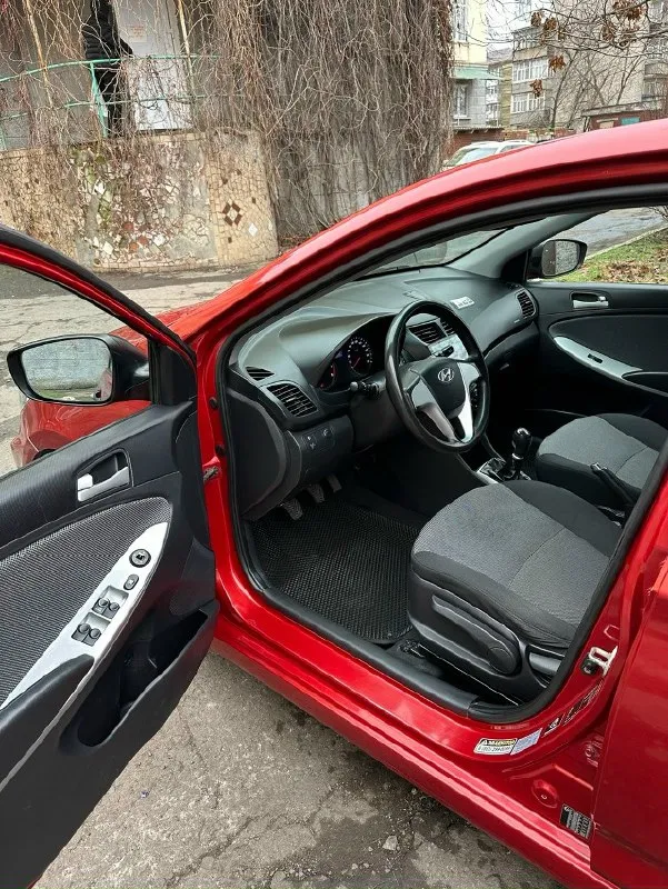 Продам срочно! Hyundai solaris год: 2011 двигатель: 1.6 л, бензин кпп: механическая (мкпп) пробег: 160 т. Км автомобиль в хорошем техническом состоянии, вложений не требует. Двигатель работает ровно, масло не расходует, коробка передач переключается плавно без хрустов. Подвеска обслужена, посторонних звуков нет. Салон чистый и ухоженный, без потертостей и посторонних запахов. Все системы и электроника полностью исправны: кондиционер/обогрев, стеклоподъемники, центральный замок, android-магнитола, камера заднего вида. Автомобиль экономичный, недорогой в обслуживании и надежный в эксплуатации. Цена: 675.000 + торг : +7 (949) 970-84-33
📞 Звоните: +7(949)9708433 - фотография - 6