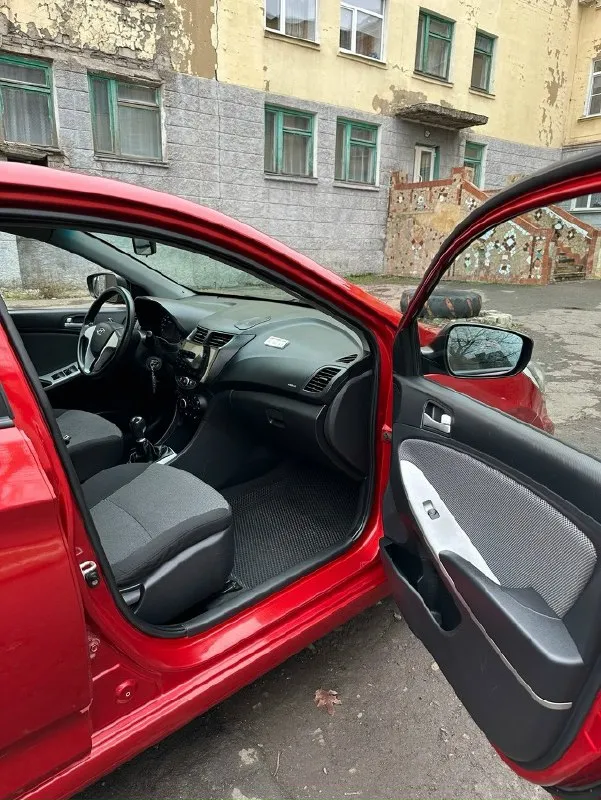 Продам срочно! Hyundai solaris год: 2011 двигатель: 1.6 л, бензин кпп: механическая (мкпп) пробег: 160 т. Км автомобиль в хорошем техническом состоянии, вложений не требует. Двигатель работает ровно, масло не расходует, коробка передач переключается плавно без хрустов. Подвеска обслужена, посторонних звуков нет. Салон чистый и ухоженный, без потертостей и посторонних запахов. Все системы и электроника полностью исправны: кондиционер/обогрев, стеклоподъемники, центральный замок, android-магнитола, камера заднего вида. Автомобиль экономичный, недорогой в обслуживании и надежный в эксплуатации. Цена: 675.000 + торг : +7 (949) 970-84-33
📞 Звоните: +7(949)9708433 - фотография - 7