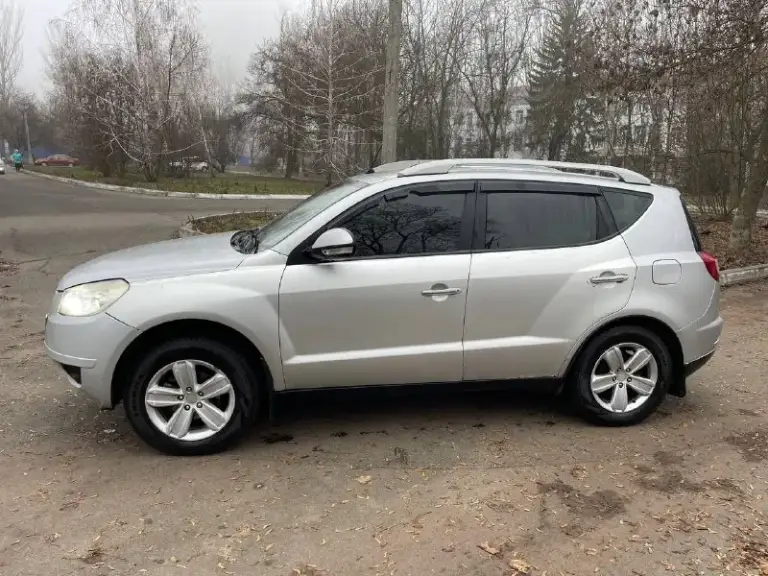 Продам geely emgrand x7 (китайский аналог toyota rav4) 2л механика, 2014г, 178000 км пробег. Газ/бензин. В данном автомобиле полностью новая ходовая(перед/зад) от rav4.масло в моторе и кпп менял 4 тыс назад. В наличии лежит куча новых запчастей на машину, отдаю в подарок 🎁. Нужно заменить датчики абс они куплены, менять некогда. Машина еще на dpr учете, не пригонялась в донецке покупалась еще при укр. Комплектация: передние/задние парктроники, камера заднего вида, мультимедиа с блютуз/usb и навигатором,4 стеклоподъемника, подогревы передних сидений, электро привод водительского сидения, электро регулировка и подогрев зеркал, центральный замок, климат контроль(заправлен в этом году), передние фары би лед. Машина без срочных вложений, на данный момент сел и поехал. Все стекла родные, даже лобовое, но оно с трещеной, которая обзору не мешает. Может что-то забыл, пишите или звоните. Цена 440 000р. +79495622410
📞 Звоните: +7(949)5622410 - фотография - 3