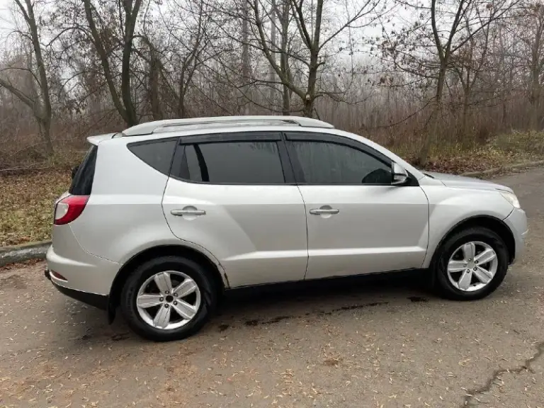 Продам geely emgrand x7 (китайский аналог toyota rav4) 2л механика, 2014г, 178000 км пробег. Газ/бензин. В данном автомобиле полностью новая ходовая(перед/зад) от rav4.масло в моторе и кпп менял 4 тыс назад. В наличии лежит куча новых запчастей на машину, отдаю в подарок 🎁. Нужно заменить датчики абс они куплены, менять некогда. Машина еще на dpr учете, не пригонялась в донецке покупалась еще при укр. Комплектация: передние/задние парктроники, камера заднего вида, мультимедиа с блютуз/usb и навигатором,4 стеклоподъемника, подогревы передних сидений, электро привод водительского сидения, электро регулировка и подогрев зеркал, центральный замок, климат контроль(заправлен в этом году), передние фары би лед. Машина без срочных вложений, на данный момент сел и поехал. Все стекла родные, даже лобовое, но оно с трещеной, которая обзору не мешает. Может что-то забыл, пишите или звоните. Цена 440 000р. +79495622410
📞 Звоните: +7(949)5622410 - фотография - 7