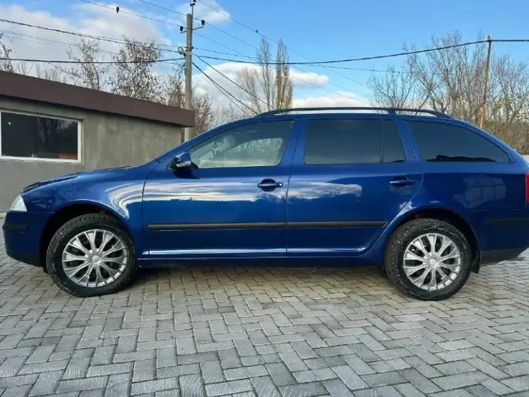 Skoda octavia a5. Автомобиль в отличном состоянии и прекрасном цвете. 2008 год выпуска. Двигатель 1.6 и классический 6-ступенчатый автомат. По кузову всё отлично, без ржавчины и гнили. Арки обработаны. По ходовой части вопросов нет. Из последнего заменил стойки передние и задние, а также стойки стабилизатора. Коробка работает отлично, переключает плавно, без пинков и рывков. Двигатель масло не расходует от замены до замены! Цена 715000 рублей. Торг при осмотре! Макеевка. 79493851814.
📞 Звоните: +7(949)3851814 - фотография - 3
