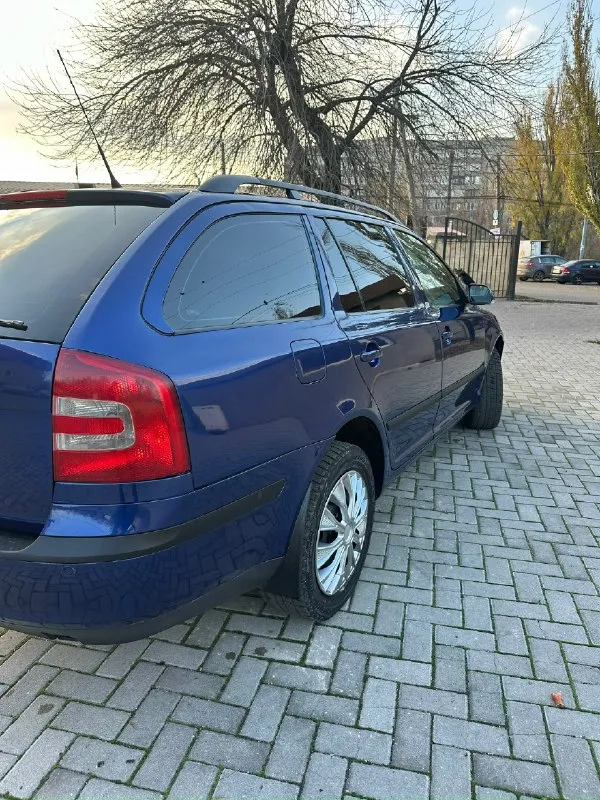 Skoda octavia a5. Автомобиль в отличном состоянии и прекрасном цвете. 2008 год выпуска. Двигатель 1.6 и классический 6-ступенчатый автомат. По кузову всё отлично, без ржавчины и гнили. Арки обработаны. По ходовой части вопросов нет. Из последнего заменил стойки передние и задние, а также стойки стабилизатора. Коробка работает отлично, переключает плавно, без пинков и рывков. Двигатель масло не расходует от замены до замены! Цена 715000 рублей. Торг при осмотре! Макеевка. 79493851814.
📞 Звоните: +7(949)3851814 - фотография - 5