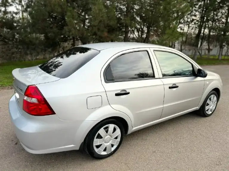Продам chevrolet aveo в состоянии близко к новому автомобилю! Не бита. Не крашена. В родной краске! Куплена в 2009 году в автосалоне. Родной подтверждённый пробег 169.тыс. Км. Один единственный владелец! За всю жизнь (была в одной семье). Только гаражное хранения. Сборка корея. Авто абсолютно вся обслужена и не требует никаких вложений, и в ближайшее время не будет требовать. История авто кристально чиста как слеза, без подводных камней и скрытых дефектов! За всё время эксплуатации не было не одного дтп! Соответственно вся геометрия идеально ровная, все герметики и швы заводские! Всё стекла оригинальные. Реально очень хорошая авео(таких сейчас единицы). Ездили с умом. Техническое состояние как у нового автомобиля! Двигатель 1.4л. 94л. С. Без теплообменника! Работает как часы(масло грамма не берёт). Кпп переключается мягко и легко. Ходовая часть как мяч. Есть чеки и заказ наряды что делалось. Комплектация: кондиционер(заправлен). Гидроусилитель руля. Подушки безопасности
📞 Звоните: +7(949)4522026 - фотография - 1