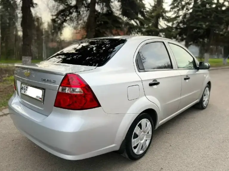 Продам chevrolet aveo в состоянии близко к новому автомобилю! Не бита. Не крашена. В родной краске! Куплена в 2009 году в автосалоне. Родной подтверждённый пробег 169.тыс. Км. Один единственный владелец! За всю жизнь (была в одной семье). Только гаражное хранения. Сборка корея. Авто абсолютно вся обслужена и не требует никаких вложений, и в ближайшее время не будет требовать. История авто кристально чиста как слеза, без подводных камней и скрытых дефектов! За всё время эксплуатации не было не одного дтп! Соответственно вся геометрия идеально ровная, все герметики и швы заводские! Всё стекла оригинальные. Реально очень хорошая авео(таких сейчас единицы). Ездили с умом. Техническое состояние как у нового автомобиля! Двигатель 1.4л. 94л. С. Без теплообменника! Работает как часы(масло грамма не берёт). Кпп переключается мягко и легко. Ходовая часть как мяч. Есть чеки и заказ наряды что делалось. Комплектация: кондиционер(заправлен). Гидроусилитель руля. Подушки безопасности
📞 Звоните: +7(949)4522026 - фотография - 5