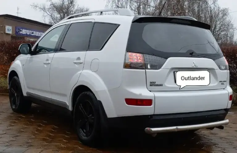 В продаже mitsubishi outlander2007г
✅2.4L  4wd коробка автомат
✅217 000 Пробег
✅3 Хозяина за всё время !!!
✅Птс оригинал!!!
✅Родные стекла
✅Два ключа
🌿Зелёная автотека
Авто в хорошем состоянии!
Обслужен!!
На данный момент без вложений
Мотор не троит, не дымит, масло не расходует.
Коробка переключает плавно,
Ходовая обслужена!!!
По кузову без ржавчины гнили
Дно пороги всё целое!
Огромный багажник+складывание сиденья

Комплектация:
-Под рулевые лепестки
-Полный привод
-Люк
-Кожаный салон
-Управление на руле
-4 Стеклоподъёмника
-Складывания зеркал
-Электро зеркала
-Обогрев заднего-переднего стекла
-Подогрев передних сидений
-Штатная сигнализация
-Музыка aux, bluetooth, cd, fm
Документы без штрафов, запретов, ограничений
Продажа по дкп или мрэо
Торг уместен!!!
Осмотр донецк
Цена 965000р
+79493977821
+79494017806 - фотография - 2