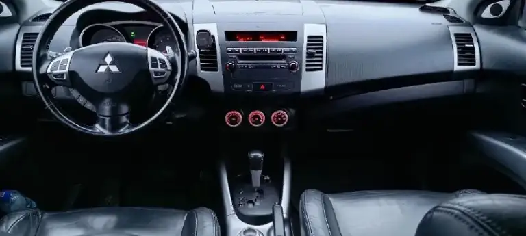 В продаже mitsubishi outlander2007г
✅2.4L  4wd коробка автомат
✅217 000 Пробег
✅3 Хозяина за всё время !!!
✅Птс оригинал!!!
✅Родные стекла
✅Два ключа
🌿Зелёная автотека
Авто в хорошем состоянии!
Обслужен!!
На данный момент без вложений
Мотор не троит, не дымит, масло не расходует.
Коробка переключает плавно,
Ходовая обслужена!!!
По кузову без ржавчины гнили
Дно пороги всё целое!
Огромный багажник+складывание сиденья

Комплектация:
-Под рулевые лепестки
-Полный привод
-Люк
-Кожаный салон
-Управление на руле
-4 Стеклоподъёмника
-Складывания зеркал
-Электро зеркала
-Обогрев заднего-переднего стекла
-Подогрев передних сидений
-Штатная сигнализация
-Музыка aux, bluetooth, cd, fm
Документы без штрафов, запретов, ограничений
Продажа по дкп или мрэо
Торг уместен!!!
Осмотр донецк
Цена 965000р
+79493977821
+79494017806 - фотография - 4
