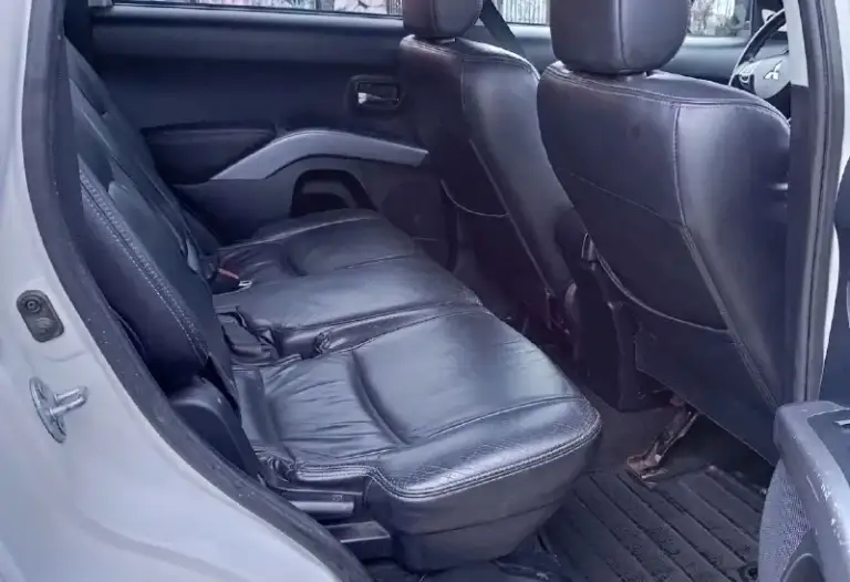 В продаже mitsubishi outlander2007г
✅2.4L  4wd коробка автомат
✅217 000 Пробег
✅3 Хозяина за всё время !!!
✅Птс оригинал!!!
✅Родные стекла
✅Два ключа
🌿Зелёная автотека
Авто в хорошем состоянии!
Обслужен!!
На данный момент без вложений
Мотор не троит, не дымит, масло не расходует.
Коробка переключает плавно,
Ходовая обслужена!!!
По кузову без ржавчины гнили
Дно пороги всё целое!
Огромный багажник+складывание сиденья

Комплектация:
-Под рулевые лепестки
-Полный привод
-Люк
-Кожаный салон
-Управление на руле
-4 Стеклоподъёмника
-Складывания зеркал
-Электро зеркала
-Обогрев заднего-переднего стекла
-Подогрев передних сидений
-Штатная сигнализация
-Музыка aux, bluetooth, cd, fm
Документы без штрафов, запретов, ограничений
Продажа по дкп или мрэо
Торг уместен!!!
Осмотр донецк
Цена 965000р
+79493977821
+79494017806 - фотография - 5