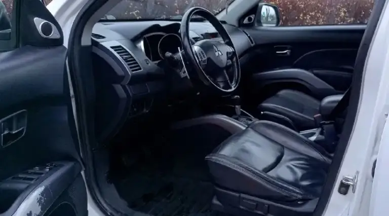 В продаже mitsubishi outlander2007г
✅2.4L  4wd коробка автомат
✅217 000 Пробег
✅3 Хозяина за всё время !!!
✅Птс оригинал!!!
✅Родные стекла
✅Два ключа
🌿Зелёная автотека
Авто в хорошем состоянии!
Обслужен!!
На данный момент без вложений
Мотор не троит, не дымит, масло не расходует.
Коробка переключает плавно,
Ходовая обслужена!!!
По кузову без ржавчины гнили
Дно пороги всё целое!
Огромный багажник+складывание сиденья

Комплектация:
-Под рулевые лепестки
-Полный привод
-Люк
-Кожаный салон
-Управление на руле
-4 Стеклоподъёмника
-Складывания зеркал
-Электро зеркала
-Обогрев заднего-переднего стекла
-Подогрев передних сидений
-Штатная сигнализация
-Музыка aux, bluetooth, cd, fm
Документы без штрафов, запретов, ограничений
Продажа по дкп или мрэо
Торг уместен!!!
Осмотр донецк
Цена 965000р
+79493977821
+79494017806 - фотография - 6