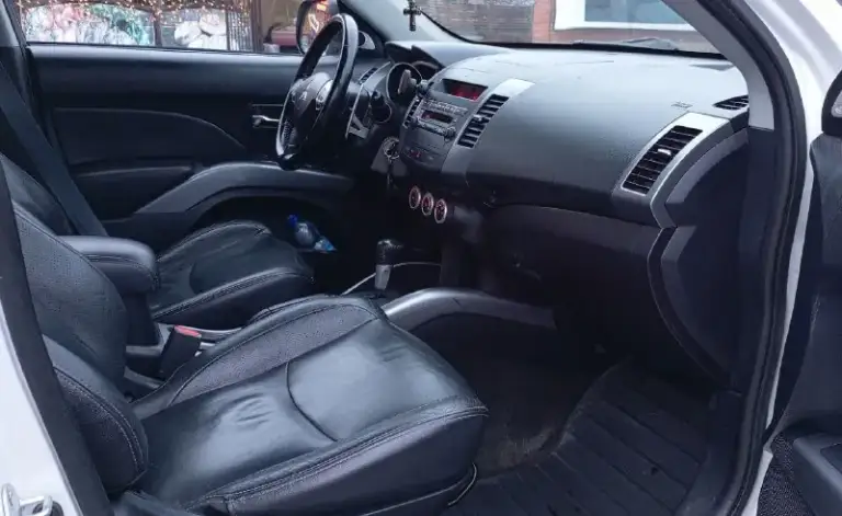 В продаже mitsubishi outlander2007г
✅2.4L  4wd коробка автомат
✅217 000 Пробег
✅3 Хозяина за всё время !!!
✅Птс оригинал!!!
✅Родные стекла
✅Два ключа
🌿Зелёная автотека
Авто в хорошем состоянии!
Обслужен!!
На данный момент без вложений
Мотор не троит, не дымит, масло не расходует.
Коробка переключает плавно,
Ходовая обслужена!!!
По кузову без ржавчины гнили
Дно пороги всё целое!
Огромный багажник+складывание сиденья

Комплектация:
-Под рулевые лепестки
-Полный привод
-Люк
-Кожаный салон
-Управление на руле
-4 Стеклоподъёмника
-Складывания зеркал
-Электро зеркала
-Обогрев заднего-переднего стекла
-Подогрев передних сидений
-Штатная сигнализация
-Музыка aux, bluetooth, cd, fm
Документы без штрафов, запретов, ограничений
Продажа по дкп или мрэо
Торг уместен!!!
Осмотр донецк
Цена 965000р
+79493977821
+79494017806 - фотография - 7