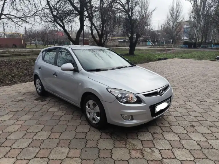 Hyundai i30 2010 г.
Пробег: 50 тыс. Км
Двигатель 1.6 бензин.
Трансмиссия: 5-мкпп
Цвет: серебро
Обслужен (ходовая, стандартное то), 2 года назад заменен аккумулятор.
После обстрела в 2022 г. Пострадала дверь багажника (см. Фото), салон незначительно (подробности при осмотре). Отсек двигателя без повреждений.
Комплектация: эур, электропакет, мультируль, кондиционер, подогрев зеркал, подогрев сидений (на пассажирском не работает после обстрела). Оригинальный материал обшивки руля потёрся. В целом, эти моменты на эксплуатацию авто не особо влияют, можно садиться и ехать.
Два комплекта ключей. Сигнализация.  
Зимняя резина, в приданое - комплект летней.
Один владелец. Продажа через мрэо.
Цена с учётом возможных доделок - 700 000 руб. Торг при осмотре.
Звоните, отвечу на все вопросы +7(949)3750625, наталья, донецк.
📲 Tg: @natalyoshka
📞 Звоните: +7(949)3750625 - фотография - 1